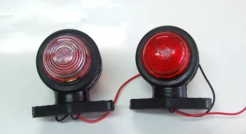 2 броя 12V Гумени Странични Рогчета Маркери Габаритни Светлини За Камион Тир Ремарке 85 х 80 мм Бяло-Червено - 0