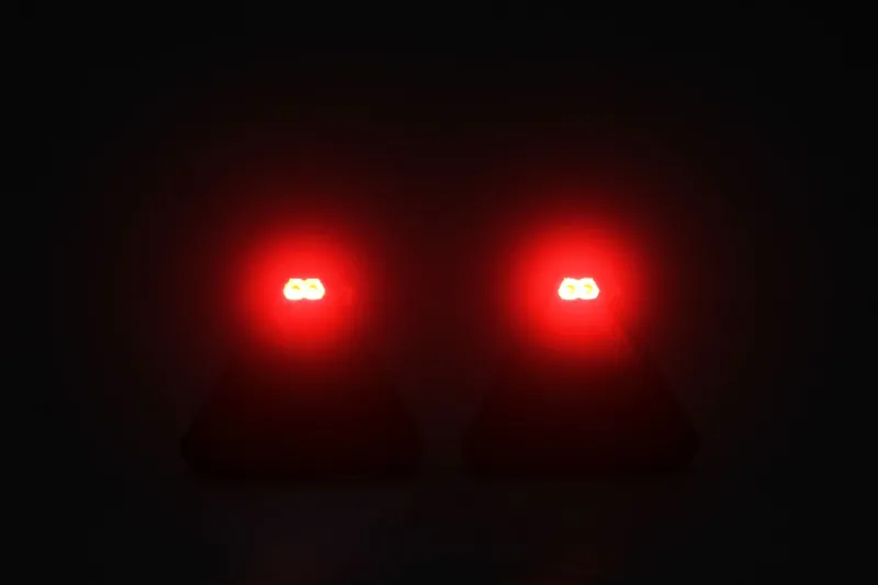 Комплект Безжични Преносими Диодни Лед Led Стопове Wireless с Магнит и Вендуза Неон Neon Ефект Иновационен дизайн триъгълна форма 12V за Ремарке Каравана Платформа и др. - 5